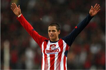 ‘Chicharito’ tuvo un debut de ensueño con el equipo de sus amores. Anotó gol contra Necaxa en el 2006 en su primer partido como profesional. En el Apertura 2009 fue el tercer máximo goleador de la liga mexicana con 11 dianas en 17 partidos. En el 2010 ficha con el Manchester United en donde anotó 59 goles en 6 temporadas. En el 2014 fue a préstamo al Real Madrid y en la temporada que estuvo fue el quinto goleador del conjunto merengue. Estuvo dos años con el Bayer Leverkusen y actualmente juega con el West Ham.