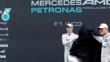 Schumacher y Rosberg desvelaron el Mercedes W03 en Montmeló.