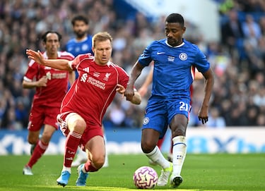 Salomon Kalou y Ragnar Klavan.