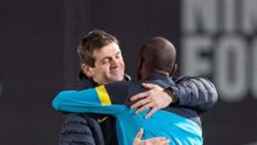 ABRAZO ESPERADO. La imagen del entrenamiento fue el sentido abrazo entre Tito Vilanova y Abidal sobre el césped.
