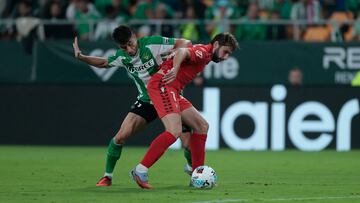 Moncayola pelea un balón durante el partido de ayer ante el Betis.