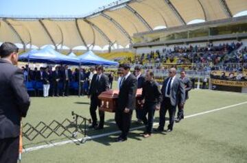 Más de mil personas llegaron al estadio para despedir a Lucio Fariña en Quillota.