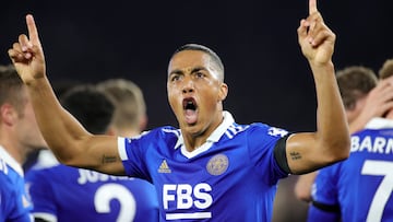 Youri Tielemans celebra un gol como jugador del Leicester City.