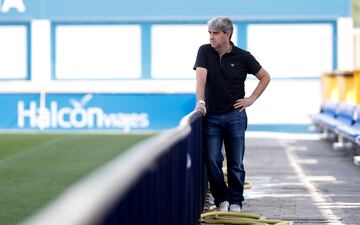 Txema Indias observa un entrenamiento del Leganés a pie de césped.