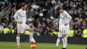 Saque de centro de Bale y Cristiano tras uno de los goles azulgranas.