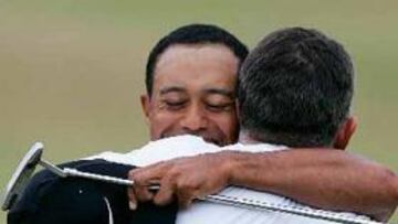 <B>10º GRANDE</B>. El norteamericano Tiger Woods abraza a su caddy Steve Williams, después de ganar por segunda vez el Abierto Británico de Golf en el mítico St. Andrews
