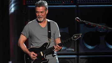 Imagen de Eddie Van Halen tocando la guitarra en uno de sus conciertos.