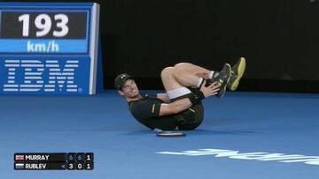 Andy Murray gana a Rublev a pesar de que casi se lesiona