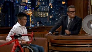 Nairo Quintana con su bicicleta y Andreu Buenafuente durante su entrevista en el programa de televisión Late Motiv.
