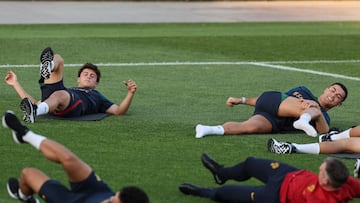 Joao Neves y Cristiano Ronaldo, durante la concentración de Portugal.