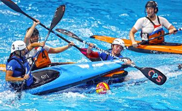 Los Juegos Mundiales que se están disputando en Chendú (China) dejan imágenes impactantes como esta. Se trata del partido por la medalla de bronce femenina de canoa polo que enfrentó a Italia con Holanda. Como se puede apreciar en la fotografía, esta disciplina conlleva una elevada dificultad, pues exige a los deportistas gran destreza y habilidad.