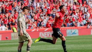 PALMA DE MALLORCA, 16/03/2024.- El defensa del Mallorca Antonio Ra¨ªllo (d) celebra el primer gol de su equipo durante el partido de LaLiga disputado entre el RCD Mallorca y el Granada disputado este s¨¢bado en el estadio de Son Moix de la capital balear. EFE/Cati Cladera