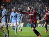 Bologna's Italian forward #10 Federico Bernardeschi celebrates scoring his team's first goal from the penalty spot during the UEFA Europa League day 6 football match between RC Celta de Vigo and Bologna FC 1909 at the Balaidos stadium in Vigo on December 11, 2025. (Photo by Miguel RIOPA / AFP)
