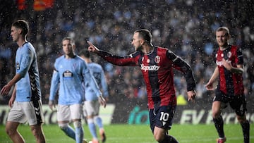 Bologna's Italian forward #10 Federico Bernardeschi celebrates scoring his team's first goal from the penalty spot during the UEFA Europa League day 6 football match between RC Celta de Vigo and Bologna FC 1909 at the Balaidos stadium in Vigo on December 11, 2025. (Photo by Miguel RIOPA / AFP)