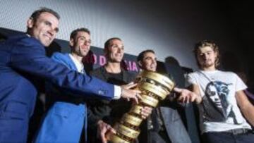 Valverde (izq.) toca el trofeo.