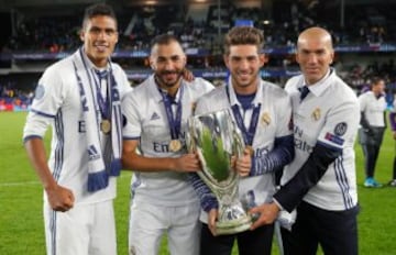 Zidane posa junto a su hijo Enzo, Benzema y Varane con el trofeo de la Supercopa de Europa conquistada ante el Sevilla