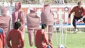 <b>ENSAYARON LAS FALTAS. </b>El entrenamiento de ayer finalizó con una intensa sesión de lanzamiento de faltas para conseguir una mejora notable a balón parado. Musampa, Jorge, Nano, Álvaro Novo, Simeone o Antonio López probaron suerte ante la portería que defendía Sergio Aragoneses.