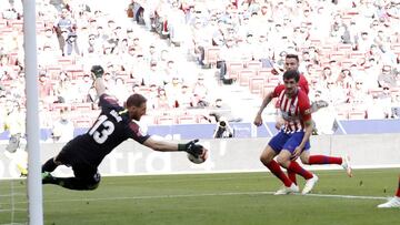 Oblak le sac&oacute; este remate de gol a De la Fuente en el Atl&eacute;tico-Valladolid.