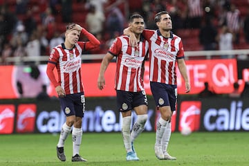 Pavel Pérez, Gilberto Sepúlveda, Daniel Ríos durante un partido de Chivas.