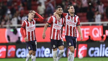 Pavel Pérez, Gilberto Sepúlveda, Daniel Ríos durante un partido de Chivas.