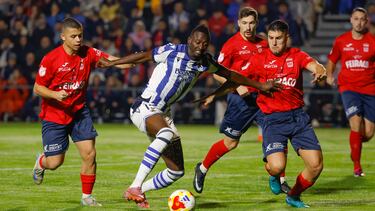 NEGREIRA (A CORUÑA), 28/10/2025.- El delantero de la Real Sociedad Sadiq Umar (c) controla un balón ante la defensa del Negreira durante el partido de primera ronda de la Copa del Rey que disputan el SD Negreira y la Real Sociedad este martes, en Negreira (A Coruña). EFE/ Lavandeira Jr.
