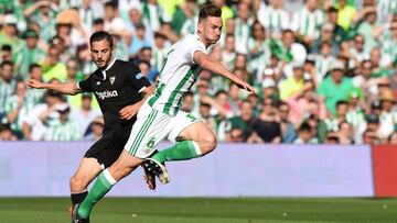 Fabián, ante el Sevilla.