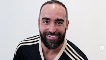 El futbolista portugués Ricardinho posa con la camiseta del Ecocity Futsal Genzano