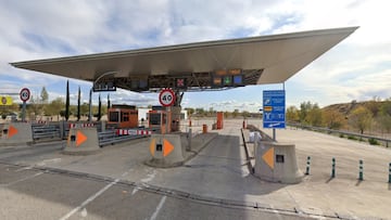 La barrera de un peaje atrapa a una pareja, el operario les libera y 7 meses más tarde les llega una multa de mal gusto