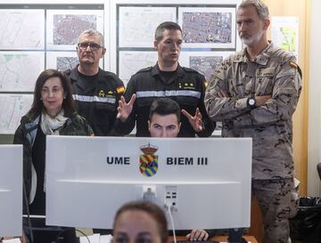 El Rey Felipe VI, en su segundo viaje a la Comunidad Valenciana tras el paso de la DANA, visita  las unidades militares desplegadas para las ayudas a los afectados por la tragedia y los centros desde donde se coordina esta asistencia en la Base Militar Jaime I en Bétera, Valencia. En la imagen, con Margarita Robles, Ministras de Defensa de España.