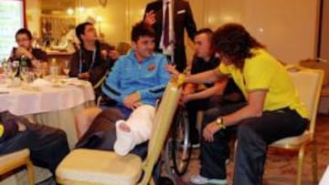 Villa, recibiendo el apoyo de Puyol.