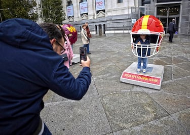 Durante esta semana, Madrid está completamente embriagada del ‘otro fútbol’, el americano, con una NFL que jugará el primer partido oficial de su historia en España (Dolphins-Commanders el domingo). Para celebrarlo, una de las múltiples actividades fue colocar tres cascos gigantes en el Palacio de Cibeles, donde se puede tomar una buena foto.