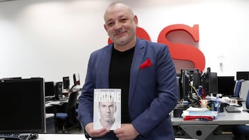 Fr&eacute;d&eacute;ric Hermel posa en la redacci&oacute;n de AS con la portada de su biograf&iacute;a sobre Zidane.