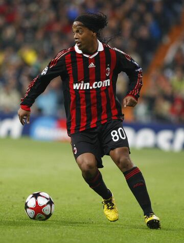 Fichó por el AC Milan la temporada 2008-09 dejando 24,15 millones de euros en las arcas del FC Barcelona.