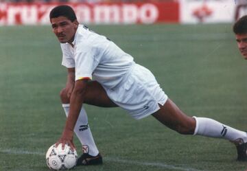 El panameño jugó para el Tenerife, Valencia y Albacete de España y es considerado como una leyenda del fútbol canalero, al grado de poner su nombre en el estadio más importante de Panamá.