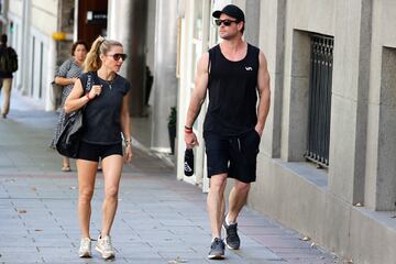 La pareja de actores paseando por el centro de Madrid. 