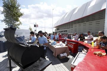 Desde las 10:00 de la mañana los aficionados atléticos celebran el estreno del nuevo estadio rojiblanco Wanda Metropolitano en los alrededores del estadio.