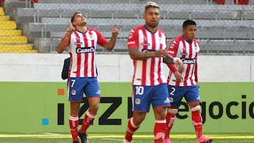 Los jugadores del Atl&eacute;tico San Luis celebran un gol.