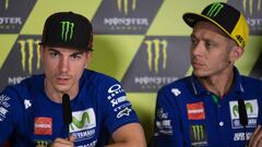 Maverick Vinales y Valentino Rossi en una rueda de prensa.