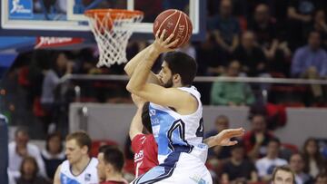 GRA453. ZARAGOZA, 11/03/2017.- El base del Obradoiro, José Pozas, intenta pasar el balón ante el jugador del Tecnyconta Zaragoza, durante el encuentro correspondiente a la jornada 24 de la ACB, que han disputado en el pabellón Príncipe Felipe de Zaragoza. EFE / JAVIER BELVER.