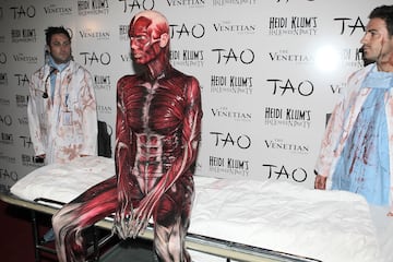 En 2011, y tras vestirse de simio, la modelo se desnudó, dejándose también la carne y luciendo el cuerpo humano.
