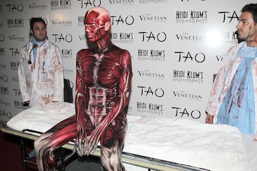 En 2011, y tras vestirse de simio, la modelo se desnudó, dejándose también la carne y luciendo el cuerpo humano.