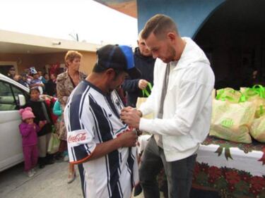 Vincent Janssen regaló despensas previo a la final navideña