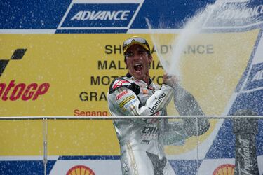 2010 es el año en el que la categoría intermedia pasar a llamarse Moto2 y el catalán fue su primer campeón. Fue el único título que levantó en su dilatada carrera en el Mundial, donde debutó en 1999 en 125cc y corrió sus últimas carreras en 2015 en MotoGP.