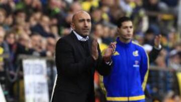 Abelardo aplaude a los suyos durante el encuentro frente al Sporting.