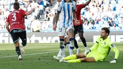 SAN SEBASTIÁN, 19/08/2023.- El centrocampista de la Real Sociedad Brais Méndez (c) y su guardameta  Remiro (d) lamentan el gol del equipo contrario durante el partido de LaLiga que se disputa este sábado entre la Real Sociedad y el Celta, en el Reale Arena de San Sebastián. EFE/ Juan Herrero
