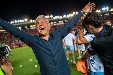 El entreador del conjunto blanquiazul, Sergio Pellicer, celebra el ascenso. El Málaga es nuevo equipo de Segunda División.
