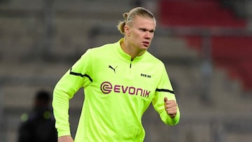 Dortmund&#039;s Norwegian forward Erling Braut Haaland warms up ahead the German Cup DFB football match FC St Pauli vs Borussia Dortmund in Hamburg, northern Germany on January 18, 2022. (Photo by FABIAN BIMMER / POOL / AFP) / DFB REGULATIONS PROHIBIT ANY