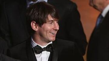 <b>CON LOS TROFEOS. </b>Messi sonríe a Mourinho, que parece pensar en otra cosa, durante la gala de ayer en Zúrich.