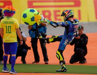 Diogo Moreira se proclama campeón del mundo de Moto2. El brasileño celebró su triunfo en el mundial con una pelota hinchable gigante con los colores de la canarinha.