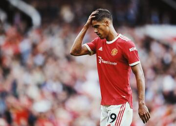 Ramos y Varane. Varane y Ramos. La pareja de centrales que encumbró al Madrid en los últimos años salía de la mano el mismo verano. Si el camero acababa en París, el de Lille elegía al Manchester United. Decidió no renovar un contrato con los blancos que terminaba este junio venidero y ello bajó su precio hasta los 40 millones desembolsados. Los Red Devils necesitaban un socio para Maguire que le aportase la velocidad y salida de balón de la que adolece el internacional inglés. Dicho y hecho. Sin embargo, Varane no ha caido de pie en Old Trafford. Quería un nuevo reto, y vaya reto. La inestabilidad del club está pasando factura al francés, que no escapa de las críticas que acompañan al conjunto mancuniano. Además, dos lesiones, una inguinal y otra en el muslo no le han dejado tener continuidad (solo diez partidos en la Premier). Si el United quiere despertar, necesita al mejor Varane. Si lo quiere hacer el jugador, necesita un mejor United. Veremos si Rangnick da con las teclas.

